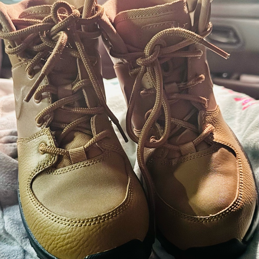 Nike kids, size 2, sneakerboot - Picture 3 of 4